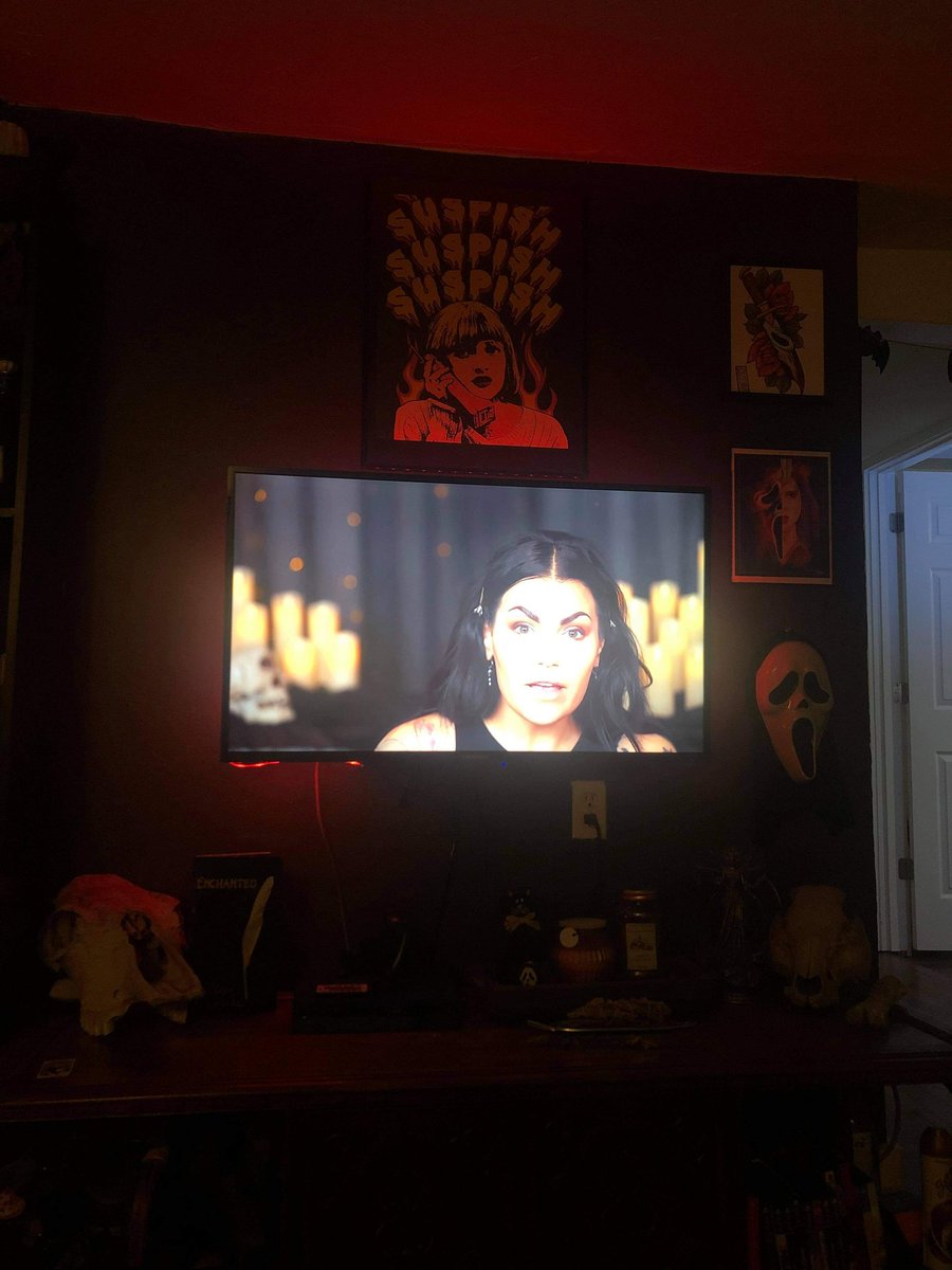 Asho_23's tweet photo. Finally got my Scream Suspish poster from Bailey Sarian put up. 🖤💋 #baileysarian #murdermysteryandmakeup @BaileySarian https://t.co/NeQz5njk8E