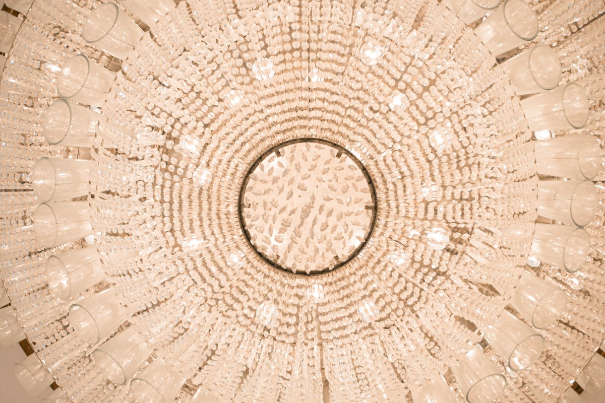 The aromatic pleasant scent, resplendent chandelier, and warm hospitality as you walk through our doors. 

Та манай зочид буудлын хаалгаар орж ирмэгцээ тааламжтай анхилуун үнэр, чамин гэрлээр чимсэн орчин, зочломтгой халуун дулаан уур амьсгалыг мэдрэх болно.