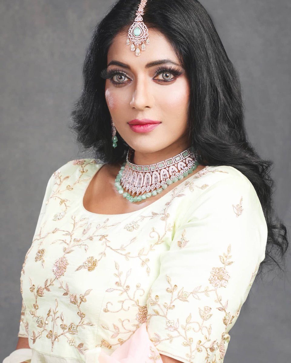Movieupdates69's tweet photo. #Reshmapasupeleti latest photoshoot
@reshupasupuleti 😍✨ https://t.co/fJ3WzmBQzk