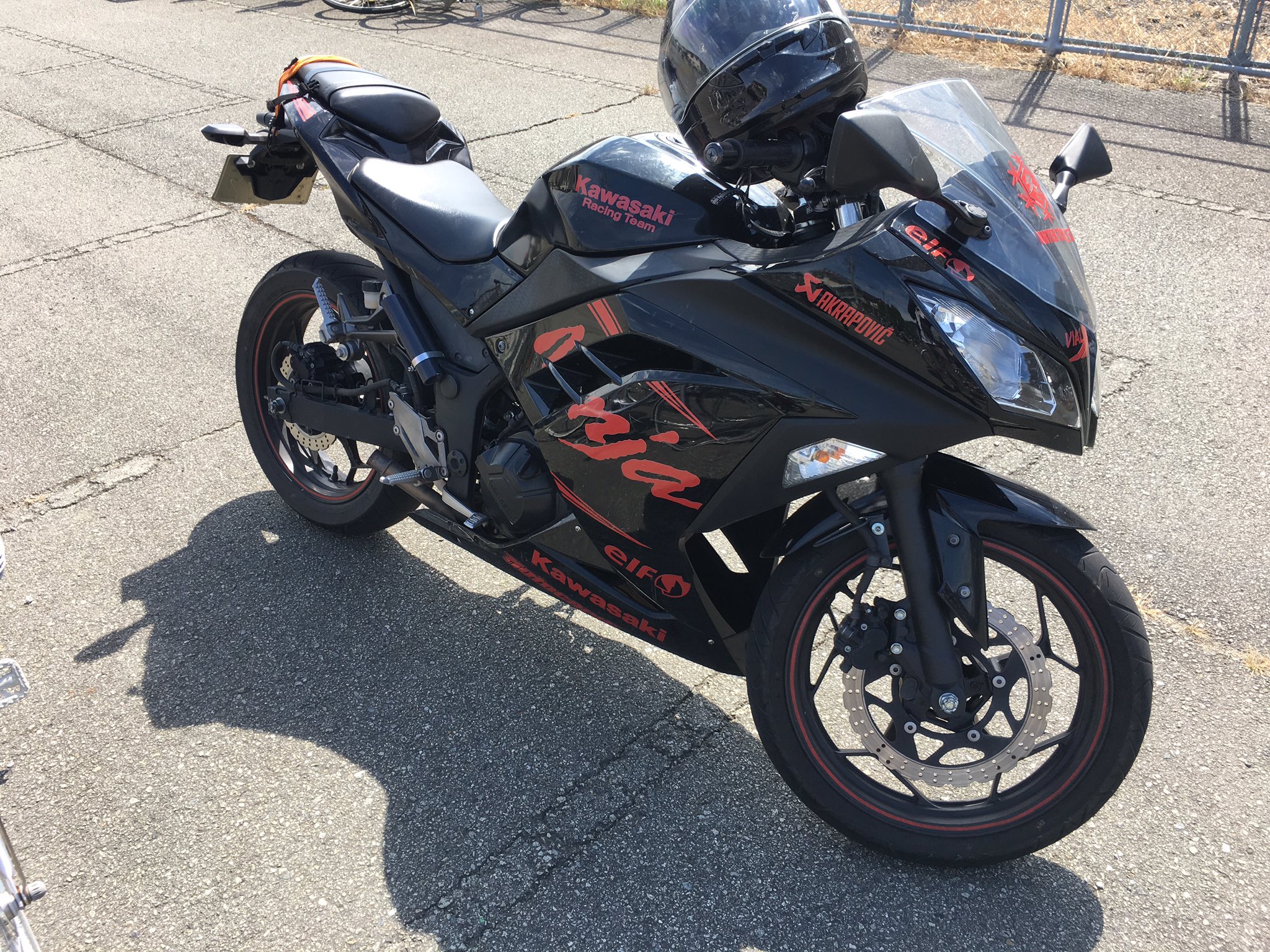 かづのり 駅の駐輪場に停まってるninja アクラポのステッカー貼ってたから 見てみたら まさかの直管だった 冗談はさておき このバイク 半年以上放置されてるけど 盗難車なんかな ナンバーも付いてるけど 持ち主に届かへんかな T Co