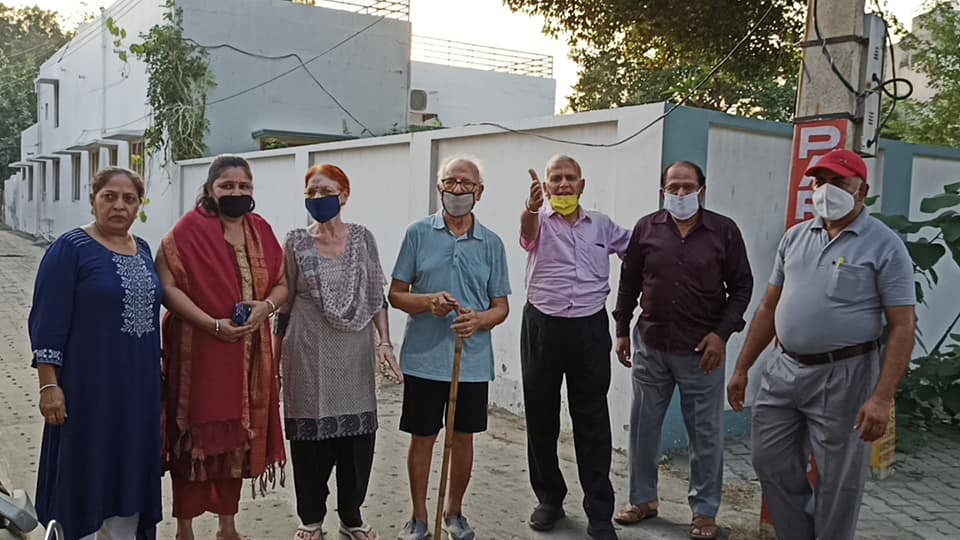 MeriPahalngo's tweet photo. हरियाणा सर्किल एसोसिएशन और सभी परिवारों ने मिल कर मेरी पहल के सहयोग रथ को दिया सहयोग। मेरी पहल को दिए गए इस सहयोग के लिए सर्वेश सरोहा ने दिल से आभार प्रकट किया है।
#meripahalngo #meripahal #bestngoindia #helpingsociety #civilsociety
Meri pahal ngo, meri pahal https://t.co/lLZdbR5l7i