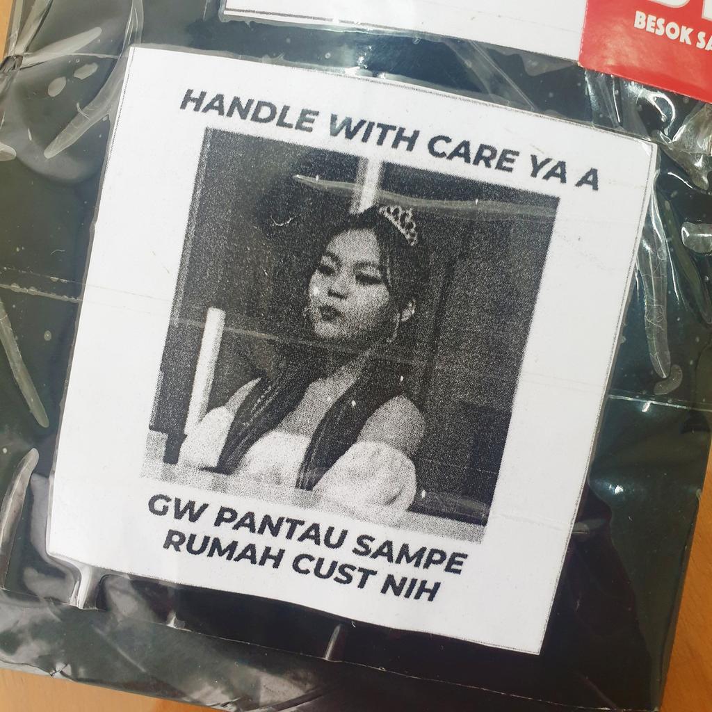 _mademydayz's tweet photo. Berkat umji, paketan nyampe dengan selamat, rapih, gak ada lipetan. Makasih udah dipantau.. 🤓 https://t.co/701waL3qtw