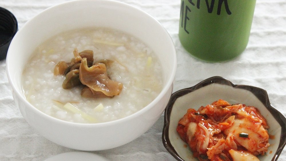 【 #朝ごはん 】

・もち麦おかゆ（レトルト＋α）
・キムチ、ザーサイ
・青汁

もち麦おかゆは、昨日と同じくレシピブログのプレゼント企画でいただいたもの。
今日は生姜の千切りと鶏がらスープの素を加えてレンチンしてみました！おいしい～( ´ ▽ ` *)

#おは戦20923ss
#料理好きな人と繋がりたい