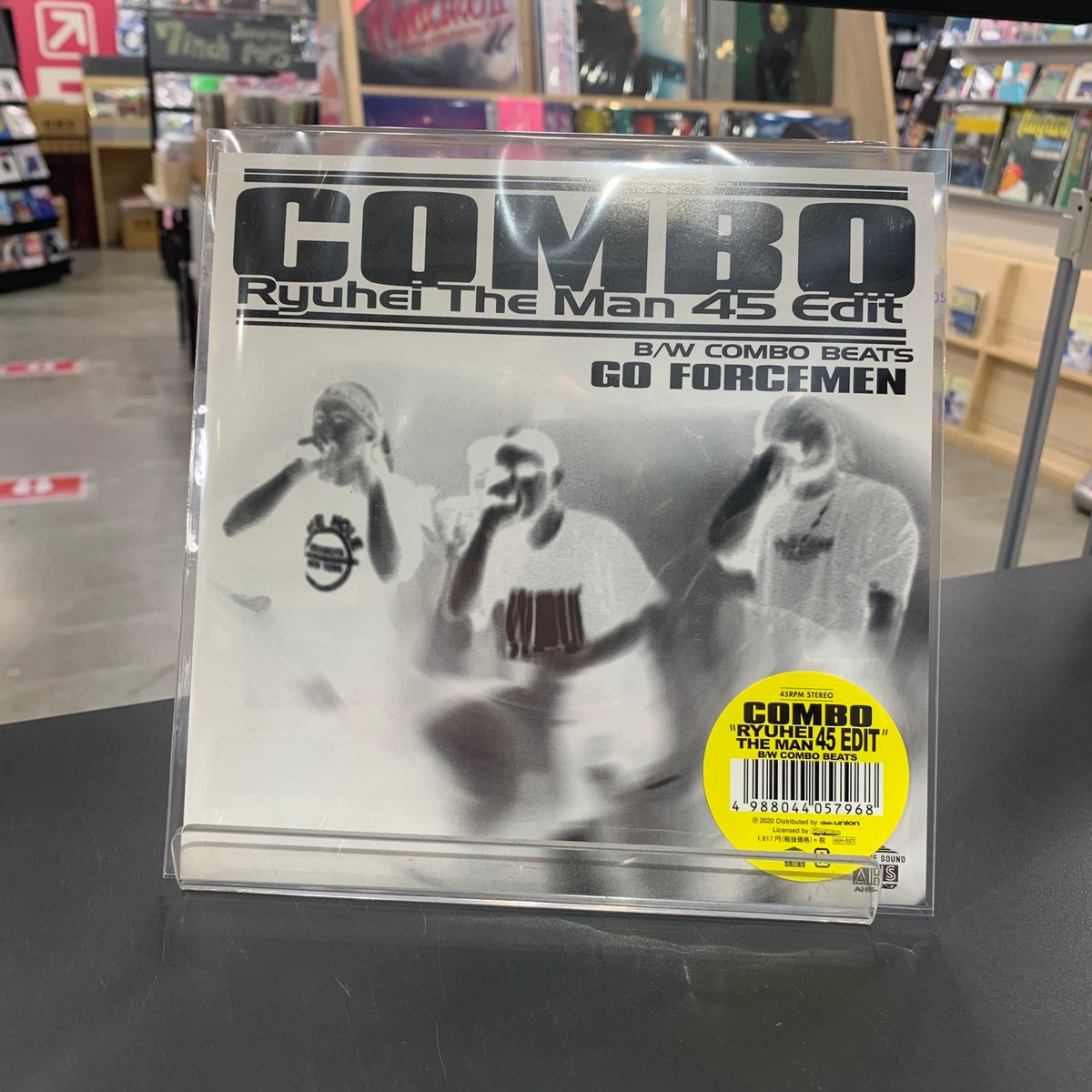 HMVrs_shibuya's tweet photo. 入荷情報
GO FORCEMEN 「COMBO (Ryuhei The Man 45 Edit)/ COMBO BEATS」7インチ入荷いたしました!2003年リリースの日本語ラップ最高峰「COMBO」が、RYUHEI THE MANのイントロから男気溢れるエディットを加えた7インチで遂に蘇る!
#Goforcemen https://t.co/B5aETG0IEu