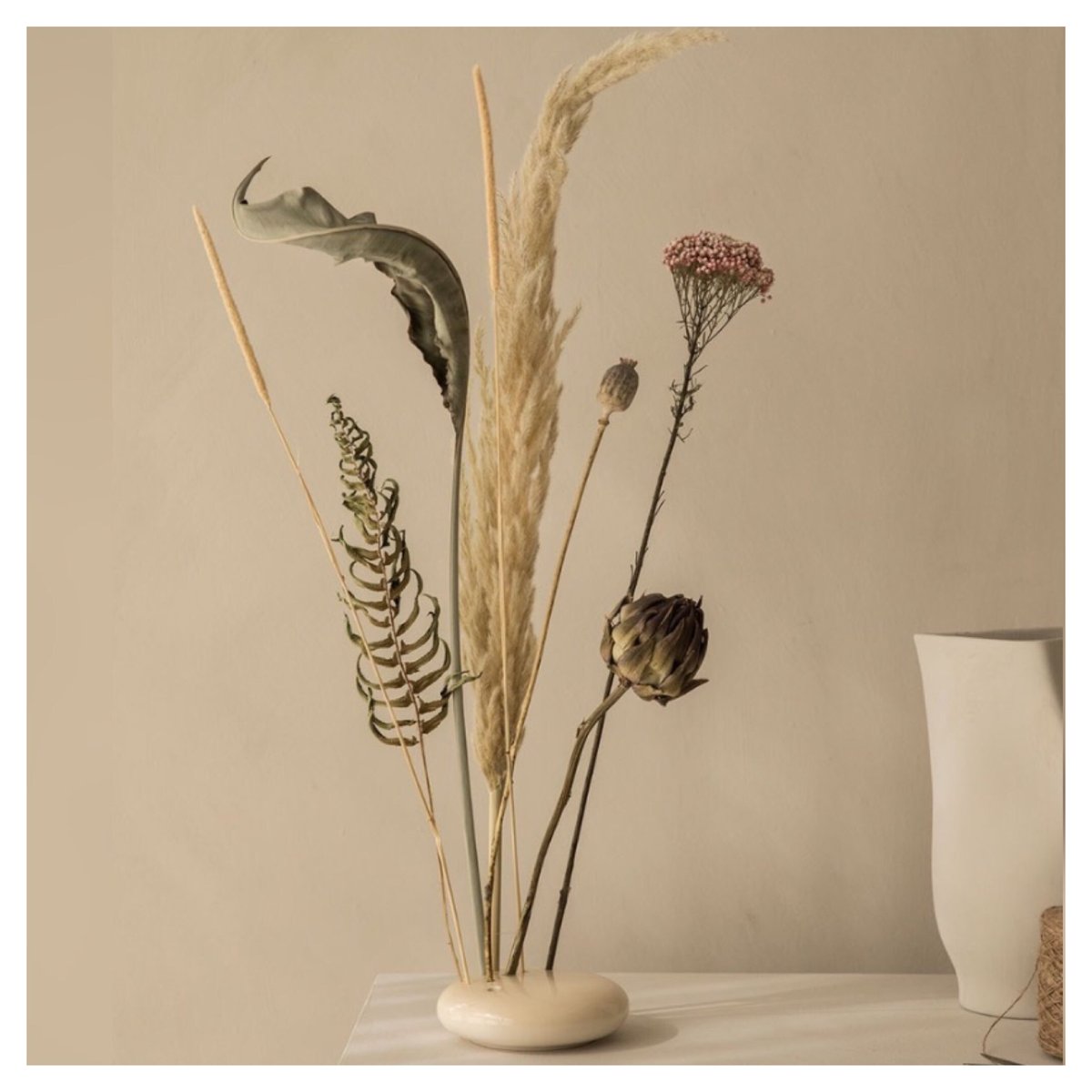 Royal_Tableware's tweet image. Meet the Flowerstone: a true work of art by @bloomonnl with specially dried flowers. The pedestal of the Flowerstone is made by hand by Royal Goedewaagen: pure craft from Dutch soil.

#bloomon #flowerstone #royalgoedewaagen #madeinthenetherlands #craftsmanship #royaltableware