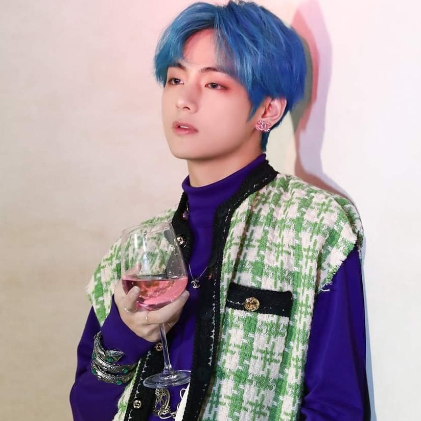 Blue-haired Taehyung is the one you are missing right now  #KimTaehyung  @BTS_twt
