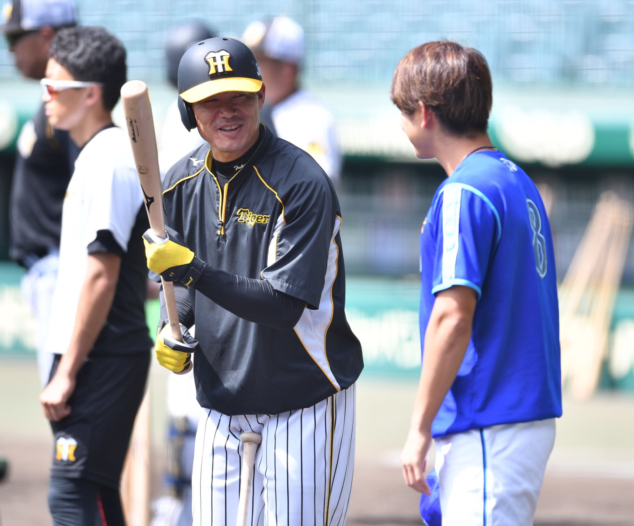 極トラ プレミアム 日刊スポーツ 阪神 福留 選手と Dena 神里 選手は さて何つながりでしょう Tigers 阪神 タイガース 福留孝介 神里和毅 背番号8も一緒 T Co Bv6xsiaviz Twitter