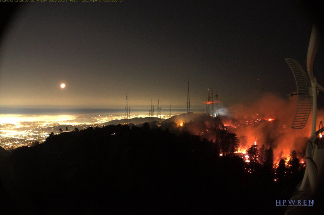 Three lights in one pic > 
The #moon ...  #LosAngeles ....  #BobcatFire