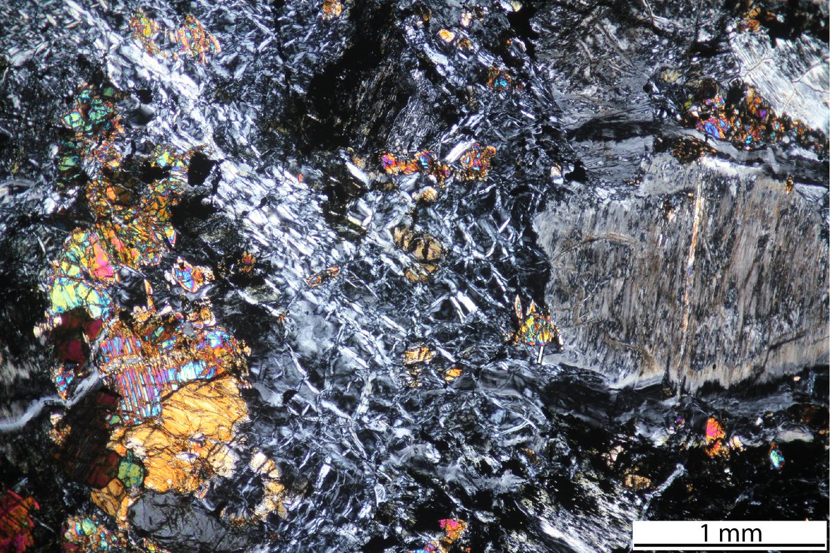 KatrinSteinth's tweet photo. Using this excuse to post a pic of some beautiful #lizardite mesh texture (light grey texture in the middle) from a serpentinite in British Columbia that I'm currently working on😍 https://t.co/p2aedFrapU