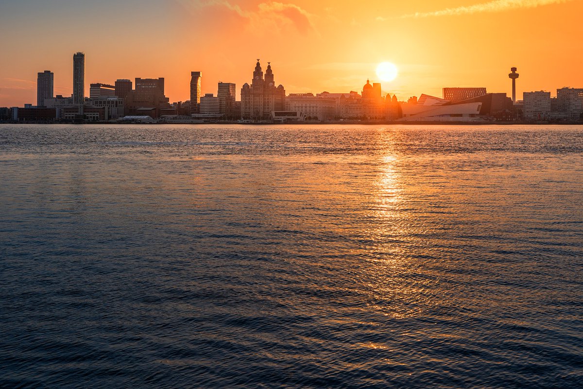 Good morning, #Liverpool. Sunrise over the iconic waterfront and River Mersey.
