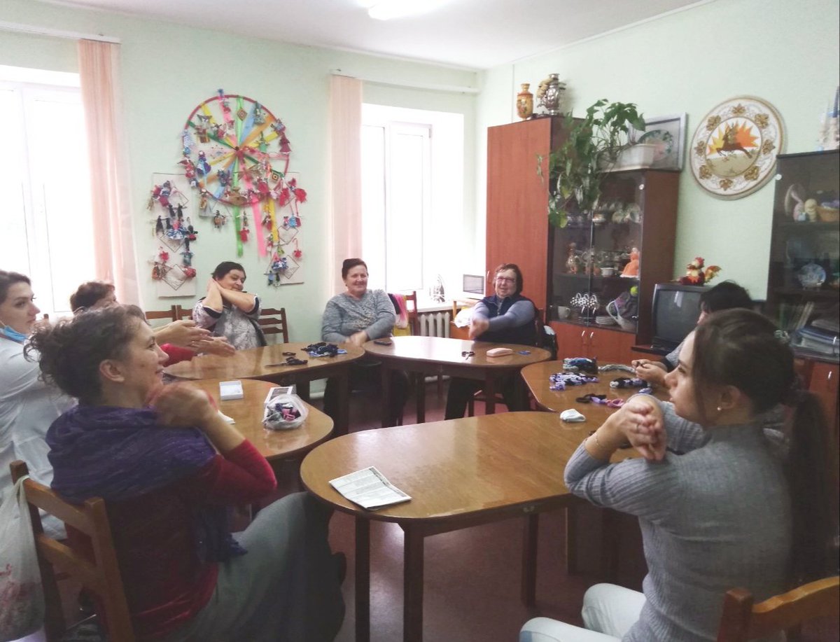 Инструктор по физкультуре ЦСО "Парус надежды в р.п.Кузоватово" проводит индивидуальные и групповые занятия с пожилыми гражданнами.Занятия на тренажёрах, гимнастика для лица ,упражнения на развитие мелкой моторики - полезны в любом возрасте