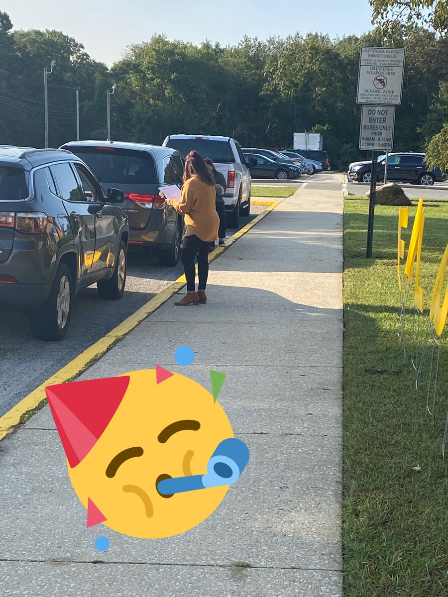 SchoolWhitehall's tweet photo. Lots going on at Whitehall‼️What a happy welcome for our first group of little Braves returning to school‼️ 💙🍎🍁📓🌟 #WhitehallSchool #BackToSchool2020 #LoveOurStudents @PublicMonroe @MTPScurriculum @WilliamstownSun @Williamstown411 @JoAnne96727188 @MrsYoderWHS https://t.co/gNkRYVd0rJ