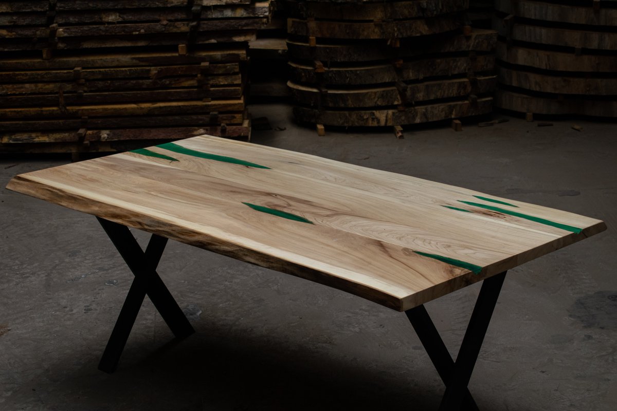 Handicraft_PL's tweet photo. Stół wykonany z litego drewna z naturalnymi krawędziami i małymi akcentami zielonej żywicy 💚🌿💚💚🌿 #green #resinart #wood #table https://t.co/JWn5QQGDue