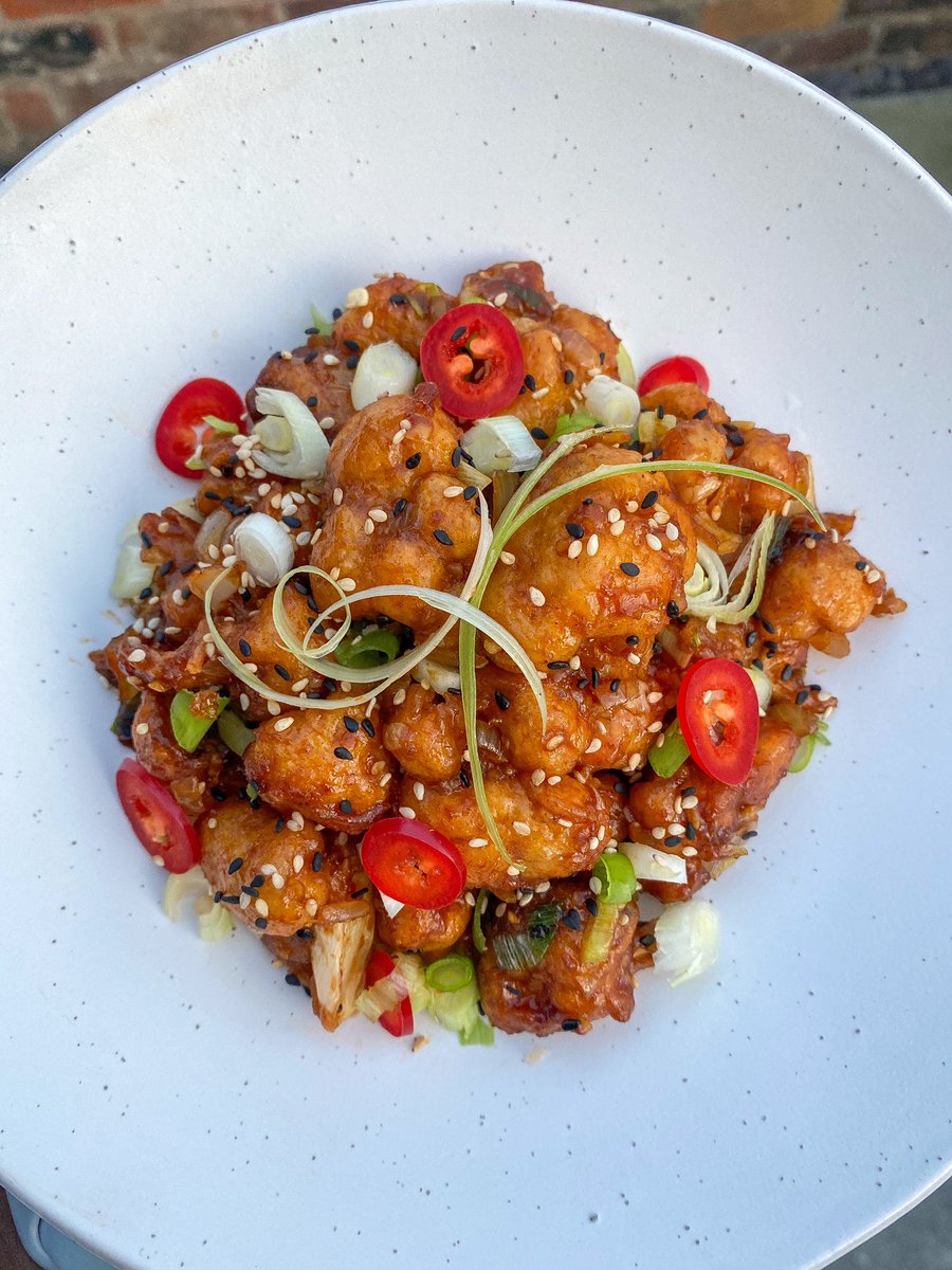 JadonJabes's tweet photo. Honey &amp; Garlic Cauliflower 🤩

Cauliflower looking like sweet &amp; sour chicken 😂🔥 

Recipe is on my insta story right now! 
#cookingwithbubz 👇🏾
https://t.co/hbYeQ06yZ3 https://t.co/zV8JP8I0ik
