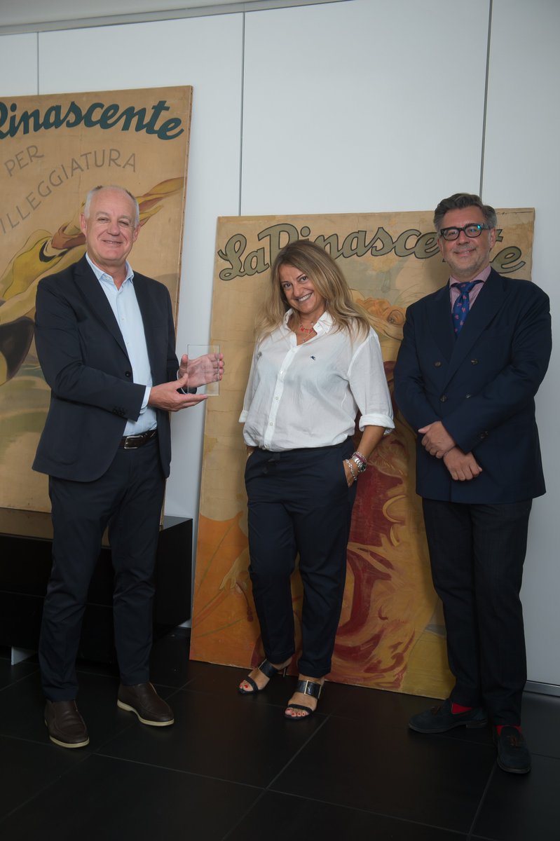 Rinascente's tweet photo. Al nostro Vice President #VittorioRadice va il premio #chiechiawards per aver saputo con Rinascente aprire uno spazio ai milanesi, proponendo sempre brand di qualità con l'obiettivo di accompagnare nel futuro aziende e clienti in nuove esperienze di acquisto emozionali #chiechi20 https://t.co/fIZp2BreNq