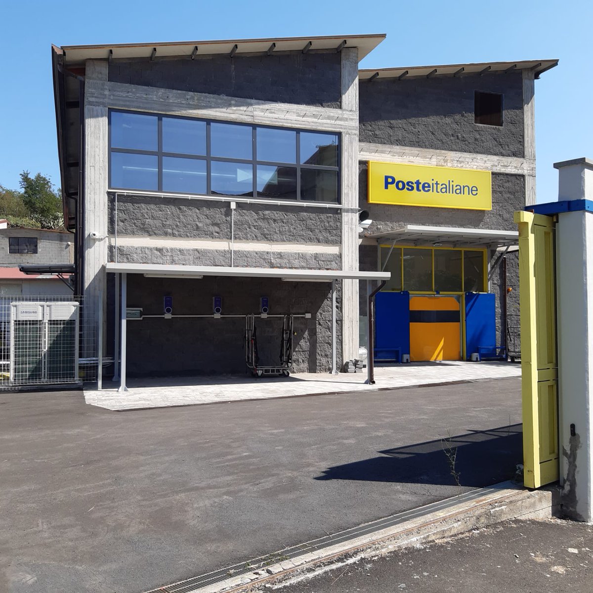 PosteItaliane's tweet photo. #PosteItaliane ha presentato a Giardini Naxos (#Messina) il nuovo Centro di Distribuzione Postale di Taormina. La sede è stata realizzata in modo funzionale al #JointDelivery, il Nuovo Modello di Recapito che garantisce la consegna anche nel pomeriggio e il sabato. https://t.co/80FGImViRT