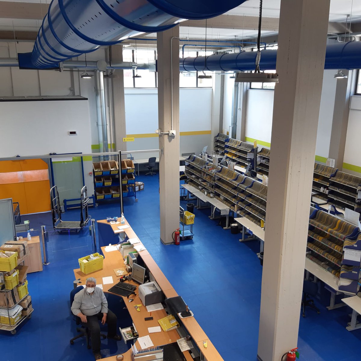 PosteItaliane's tweet photo. #PosteItaliane ha presentato a Giardini Naxos (#Messina) il nuovo Centro di Distribuzione Postale di Taormina. La sede è stata realizzata in modo funzionale al #JointDelivery, il Nuovo Modello di Recapito che garantisce la consegna anche nel pomeriggio e il sabato. https://t.co/80FGImViRT