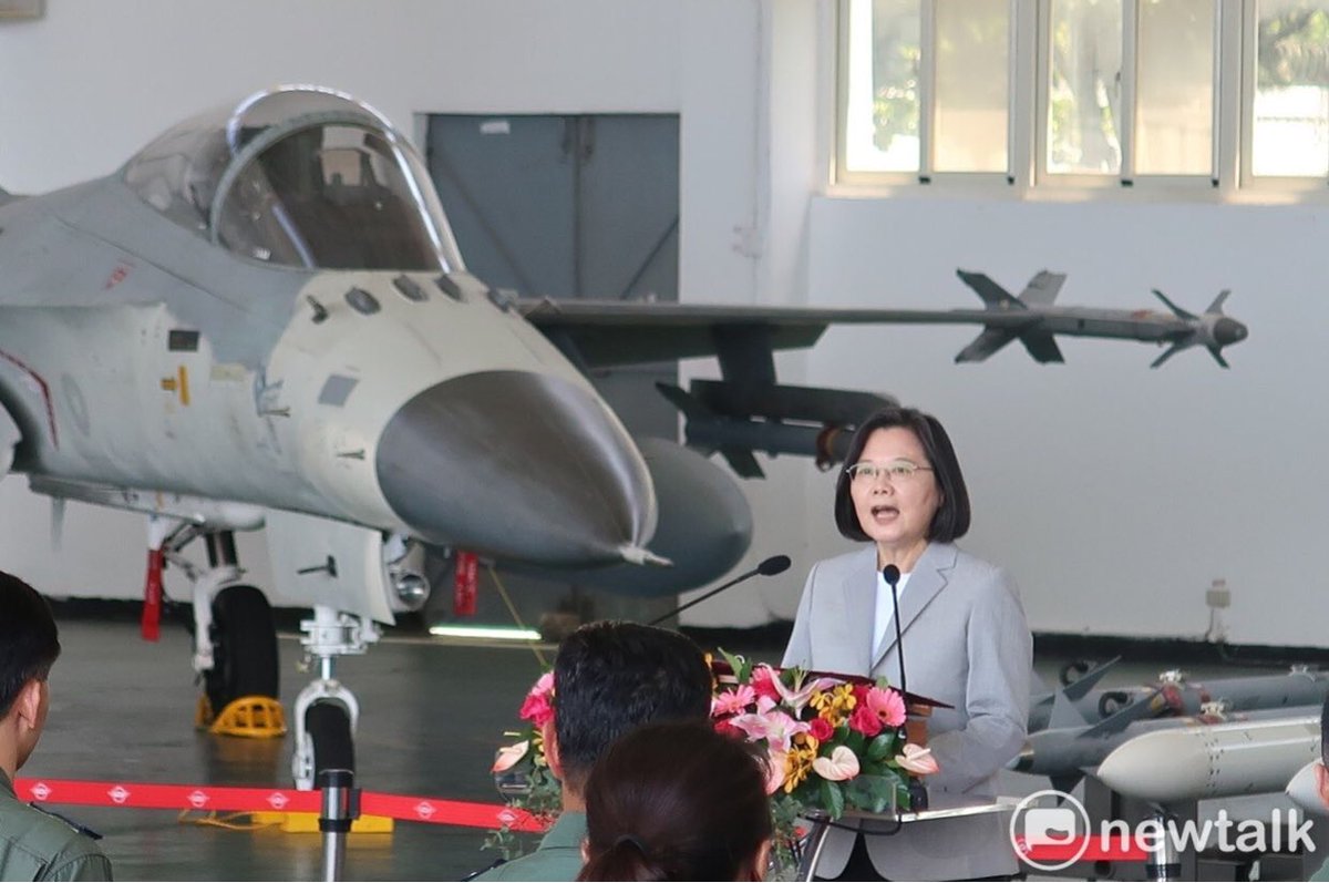 La présidente Tsai Ingwen à choisi les Pescadores ce matin pour faire une visite de la fête de la mi-automne aux militaires, ce n’est certes pas un hasard. Derrière elle, justement, ces nouveaux missiles sur un IDF (10)