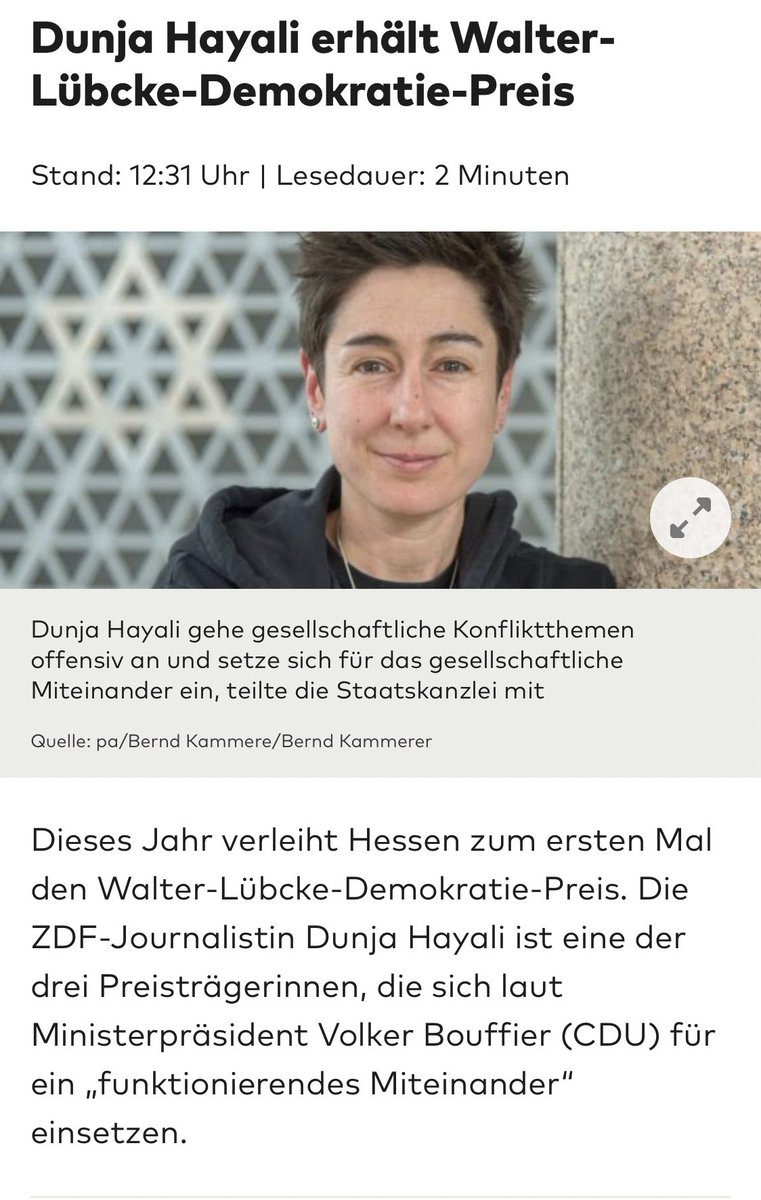 Gänsehaut 🙏🏽 Walter #Lübcke - Demokratie-Preis. 

Jede Auszeichnung geht mit Verantwortung einher. Ich trage sie gern und in Demut, auch wenn sie manchmal schwer zu ertragen ist... 

Ich bedanke mich beim Kuratorium, insbesondere bei Familie Lübcke 😌

welt.de/politik/deutsc…