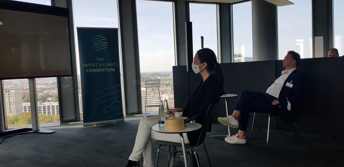 EnginEroglu_FW's tweet photo. @AdamMouchtar hört gebannt @dy_leyk bei @IBMResearch zu. Heute gleichen wir unsere #Visionen für die #Entwicklung des ländlichen Raums in Europa miteinander ab. Gemeinsam wollen wir was verändern.
Die Idee 💡: Ein Konsortium für #smartvillages https://t.co/SJ224QqDgC