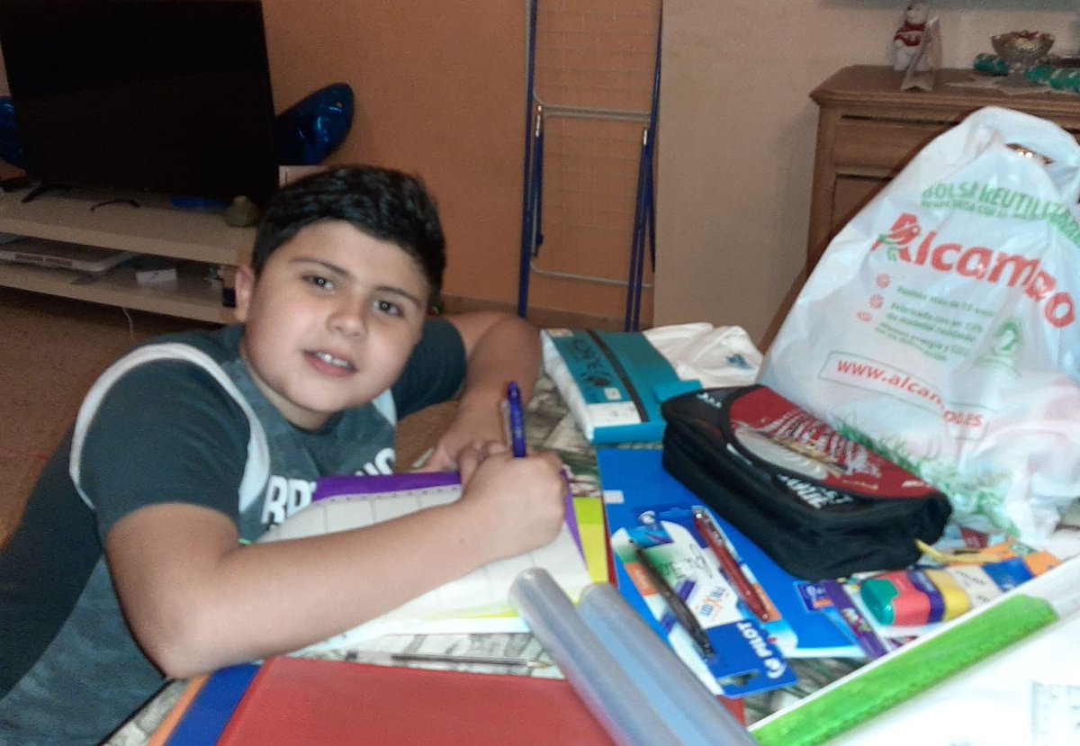 reimpulsavidas's tweet photo. La vuelta al cole no ha sido tan dura gracias a la solidaridad de @OneyEsp y @alcampo, que han querido ayudar a las familias con mayores dificultades con tarjetas regalo para comprar material y ropa escolar 📚✂️📐✏️ ¡Agradecemos a quienes colaboraron en esta iniciativa de #RSC! https://t.co/GWF13iyDBR