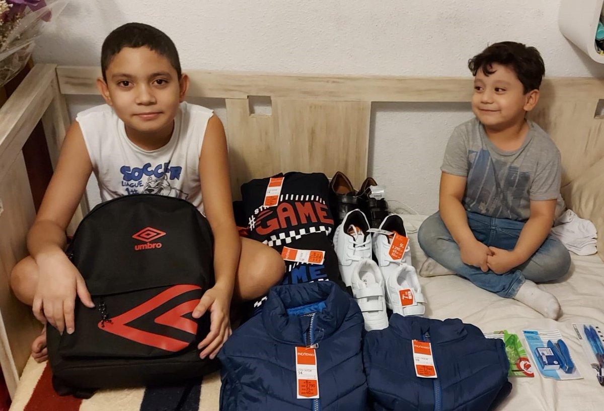 reimpulsavidas's tweet photo. La vuelta al cole no ha sido tan dura gracias a la solidaridad de @OneyEsp y @alcampo, que han querido ayudar a las familias con mayores dificultades con tarjetas regalo para comprar material y ropa escolar 📚✂️📐✏️ ¡Agradecemos a quienes colaboraron en esta iniciativa de #RSC! https://t.co/GWF13iyDBR