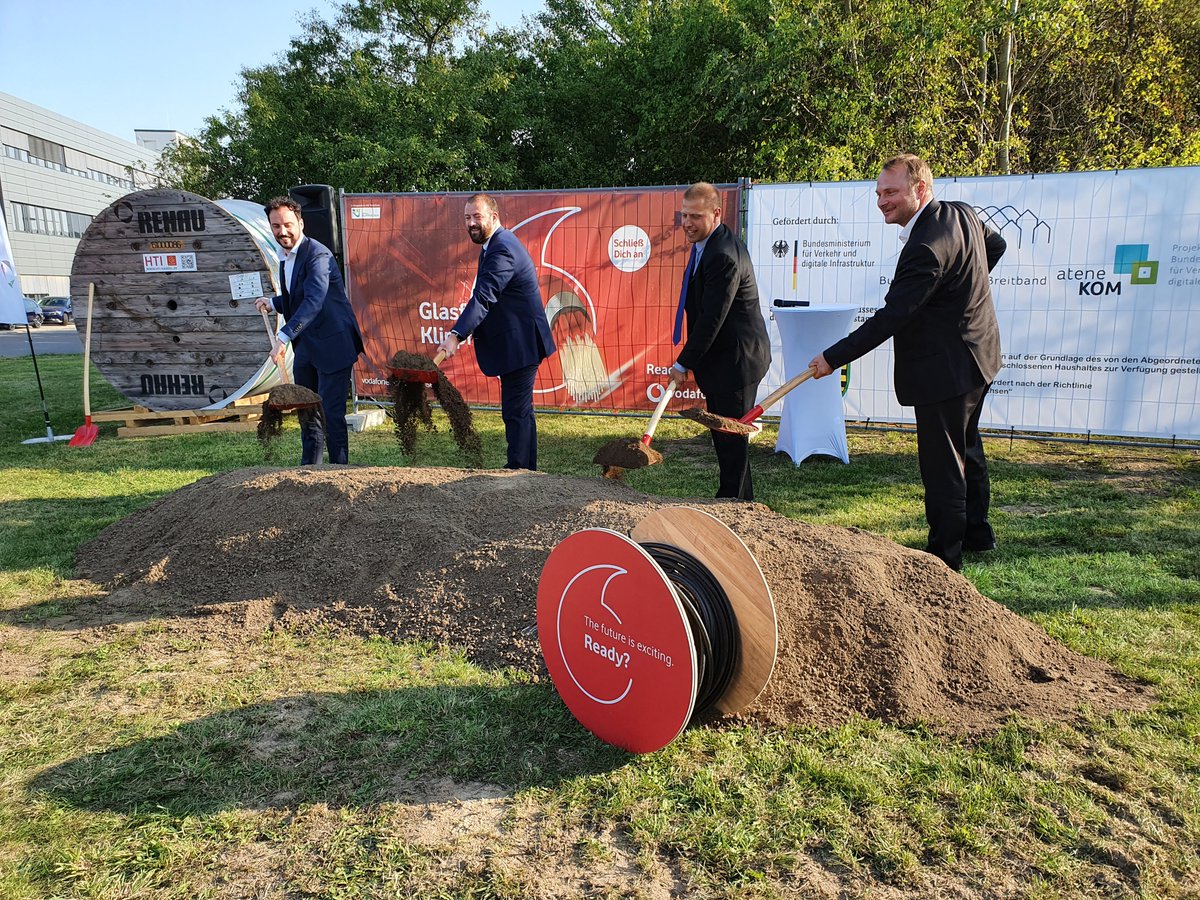 SMWA_SN's tweet photo. Spatenstich für den #Breitbandausbau in #Klipphausen (Landkreis #Meißen). Rund 6.000 Anschlüsse sollen mit #Glasfaser versorgt werden. #Sachsen fördert Ausbau mit rund 9,4 Mio. Euro. #SachsenDigital @MartinDulig https://t.co/Q2KdyD9O84