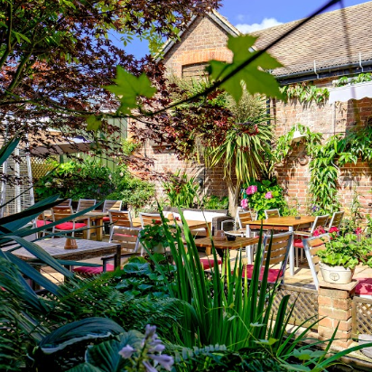 #Petersfield friends... GREAT NEWS! <a href="/AnnieJonesbar/">Annie Jones</a> has finally reopened 🙌 
We can't wait to visit this beautiful garden bar once again to discover what new seasonal dishes are on the menu 🍽️

#BusinessesinPetersfield #Hampshire