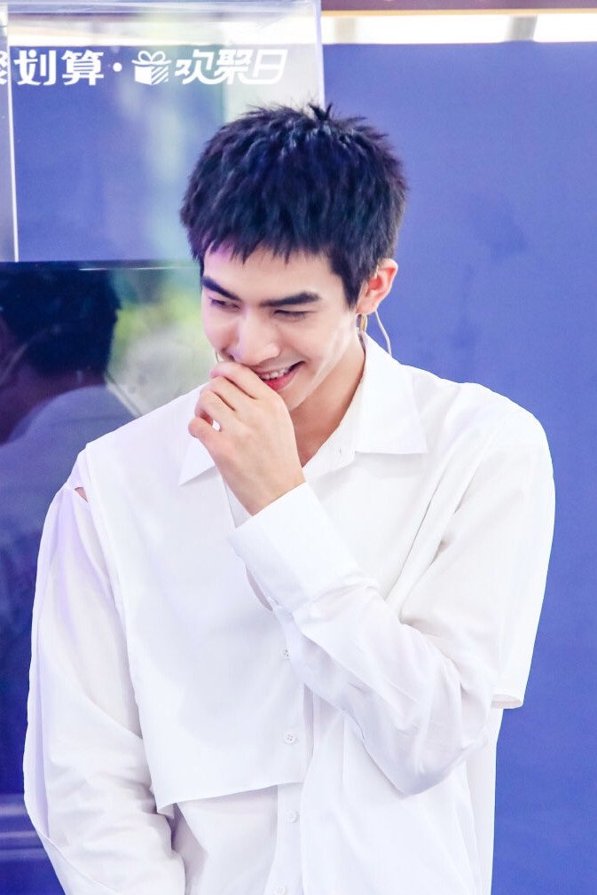 wildflower0325's tweet photo. 200813
ROBAM Event

🔥🔥🔥🦁🦁🦁

#宋威龙 #宋威龍 #송위룡 #ソンウェイロン #ซ่งเวยหลง  #songweilong #findyourself #goahead #以家人之名 https://t.co/QFfi92rbNd