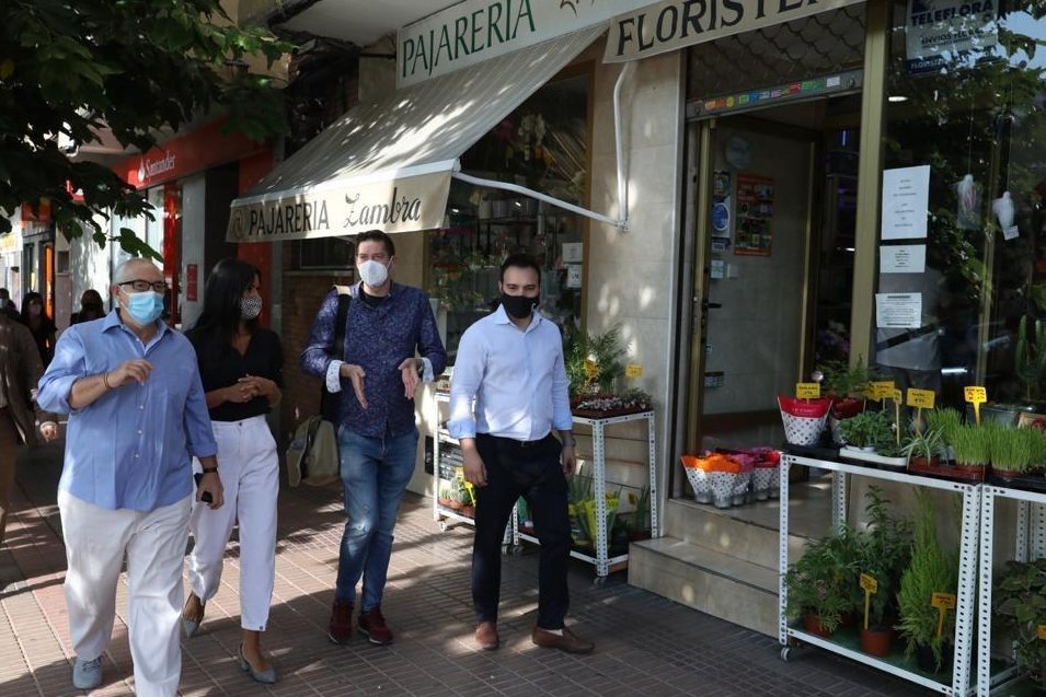 🤝Nuestros comercios locales necesitan la ayuda de todos para superar esta crisis 

🛍️<a href="/begonavillacis/">Begoña Villacís</a> y <a href="/AngelNinoQ/">Ángel Niño</a> visitan los comercios del barrio de La Elipa, en Ciudad Lineal, para conocer sus necesidades y mostrarles todo el apoyo del Ayto #VolveremosSiTúVuelves