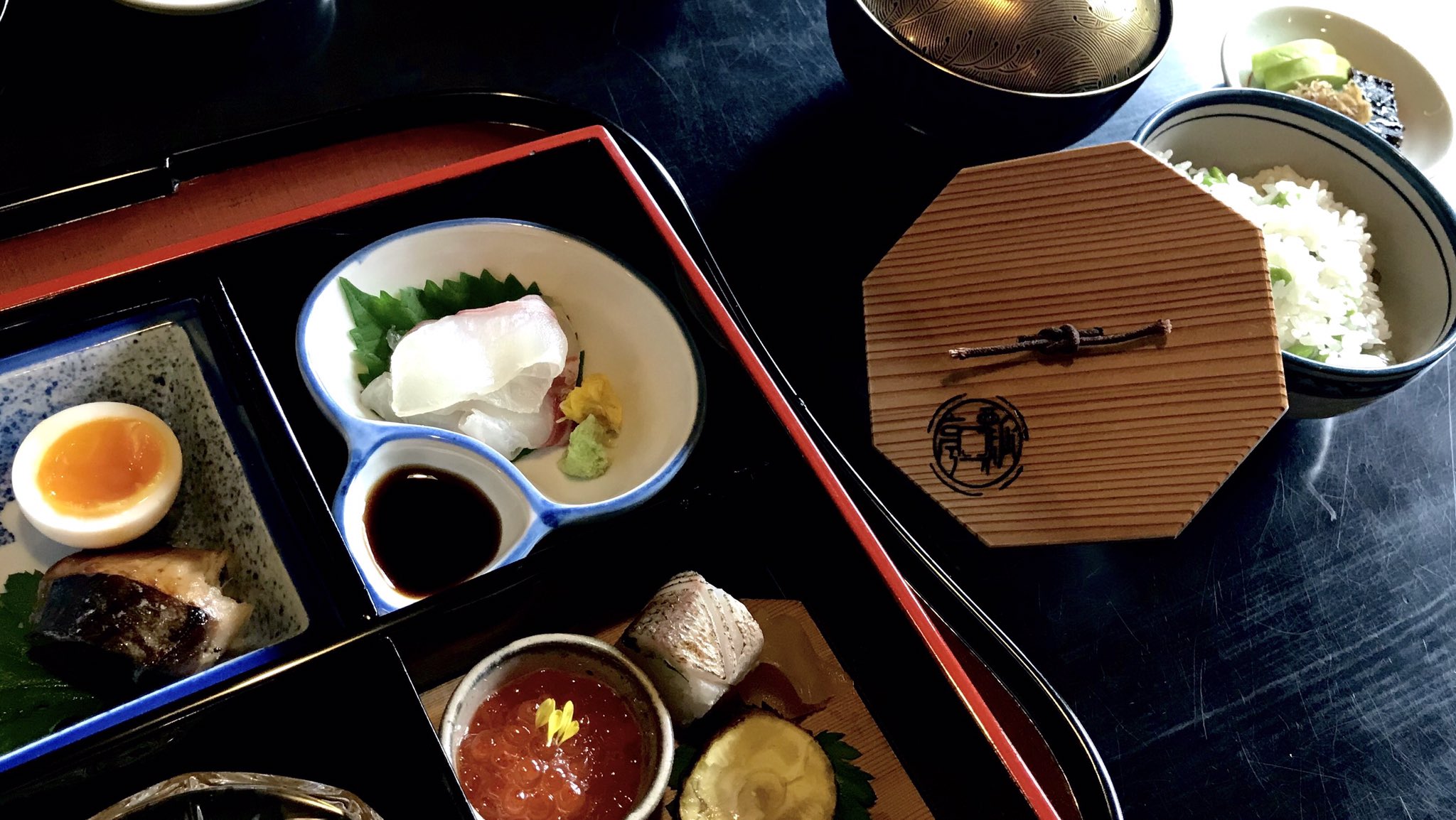 とし 京都 南禅寺境内で創業400年の歴史がある京料理 茶懐石の老舗料亭 瓢亭 さん ミシュラン 三つ星 究極のおかゆとして 美味しんぼ に取り上げられた朝粥が有名ですね 今日は松花堂弁当 なんと言っても一子相伝と言われている半熟煮抜き