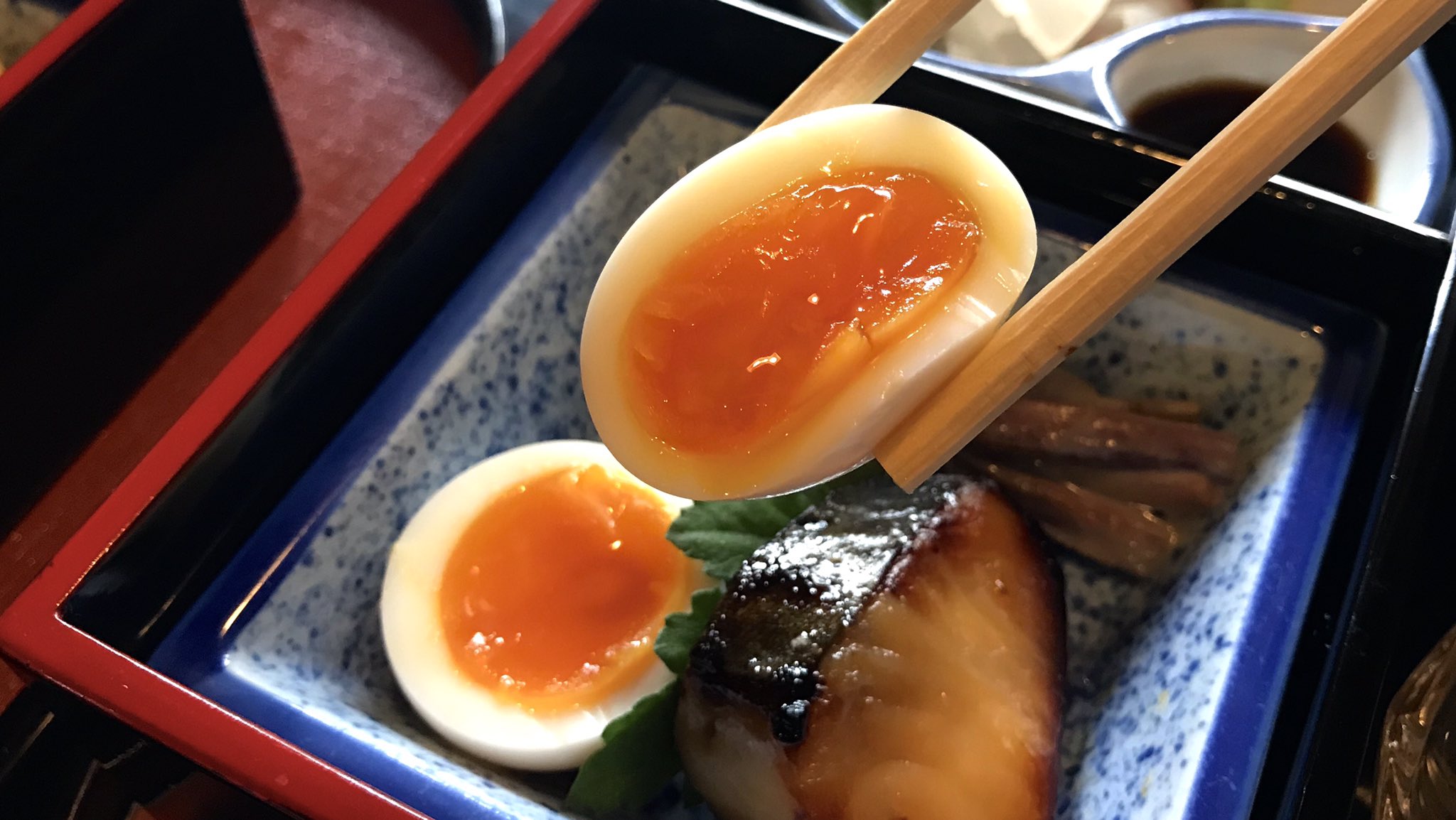 とし 京都 南禅寺境内で創業400年の歴史がある京料理 茶懐石の老舗料亭 瓢亭 さん ミシュラン 三つ星 究極のおかゆとして 美味しんぼ に取り上げられた朝粥が有名ですね 今日は松花堂弁当 なんと言っても一子相伝と言われている半熟煮抜き