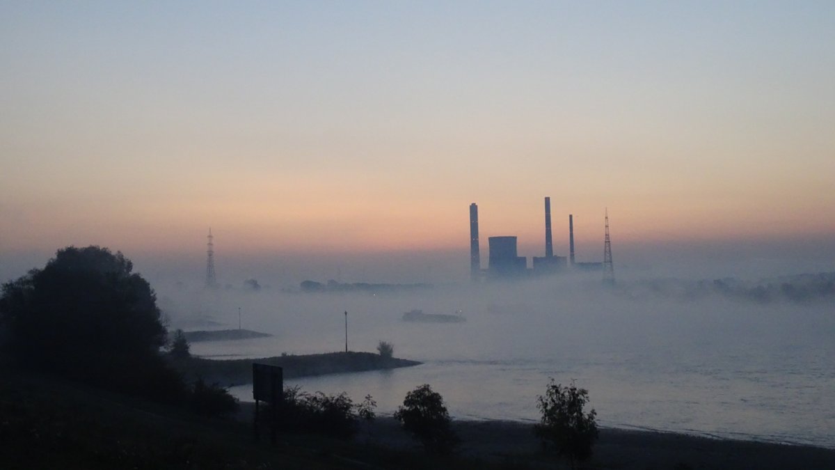 veloman_nrw's tweet image. Heute Morgen kurz nach #Voerde-#Götterswickerhamm einen schönen Blick auf die #STEAG im #Nebel, vom #Rheindamm aus. #Stadtradeln #Dinslaken #MdRzA #Radfahren