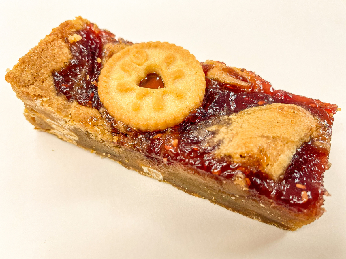 grazedbrownies's tweet photo. Jammie Dodger Blondie - a firm fave from our September Box!
.
Gooey blondie, white chocolate chunks and of course strawberry jam. These are only around for September guys, don't miss out! 😮
.
.
#grazedbrownies #grazed #letterboxbrownies #septemberbox #september #jammiedodger https://t.co/eRY1tphmDN