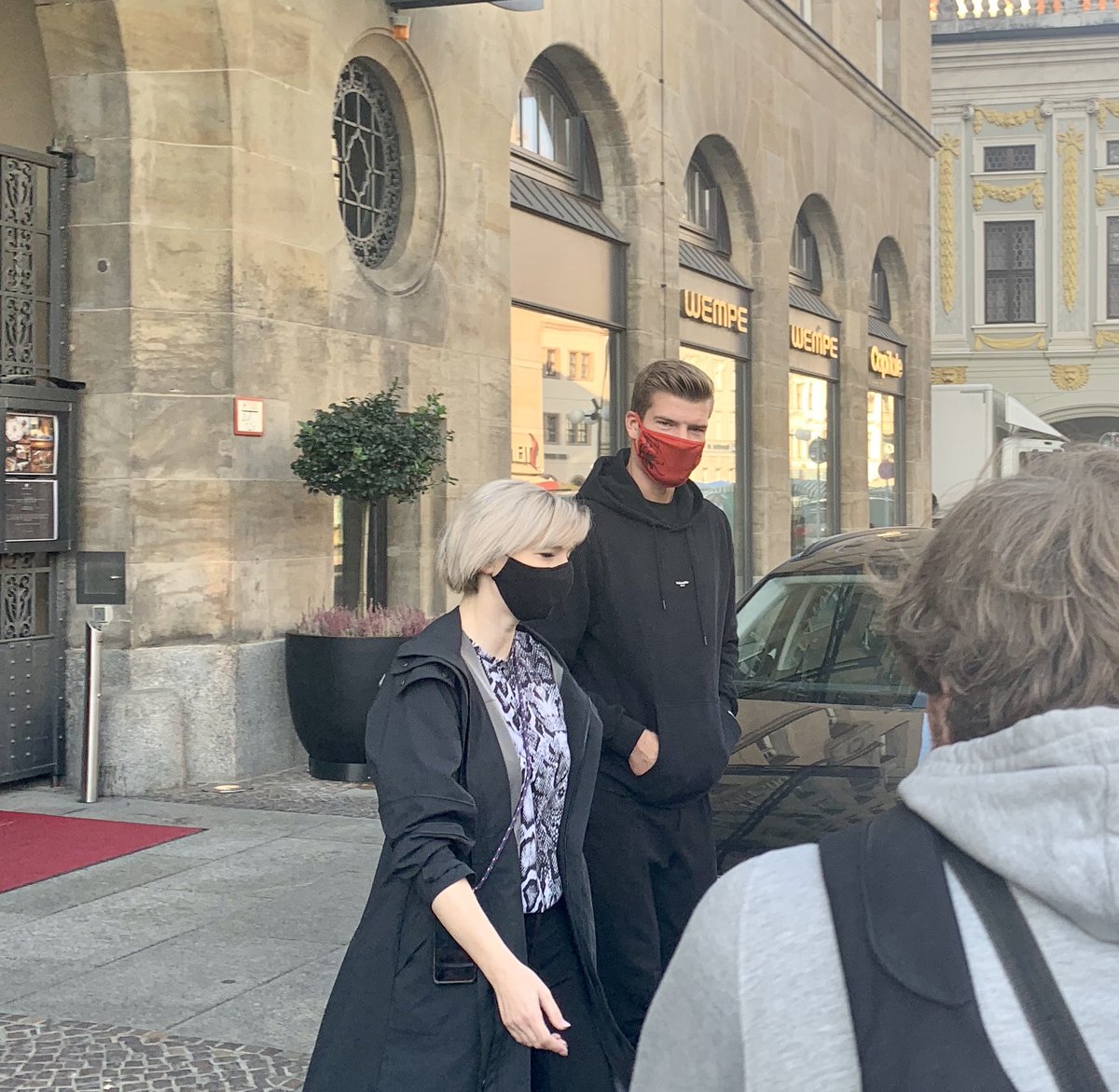 Johannes Morland (@morlando_magic) on Twitter photo BREAKING! Her er Alexander Sørloth på veg ut fra hotellet og inn i ventende bil fra RB Leipzig; nå står medisinsk sjekk på programmet. <a href="/DHZpod/">Dritte Halbzeit podcast</a> BREAKING! Her er Alexander Sørloth på veg ut fra hotellet og inn i ventende bil fra RB Leipzig; nå står medisinsk sjekk på programmet. <a href="/DHZpod/">Dritte Halbzeit podcast</a>