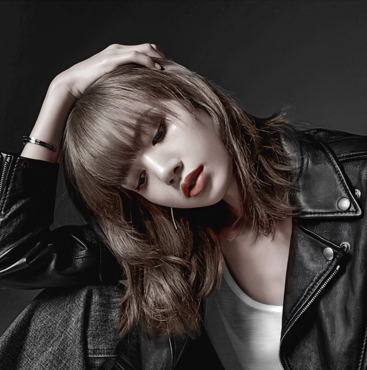 Lisapullstar's tweet photo. เหมาะสุดๆปังมาแต่ไหนแต่ไร #CELINEAmbassadorLisa https://t.co/nsjKGHxcr0