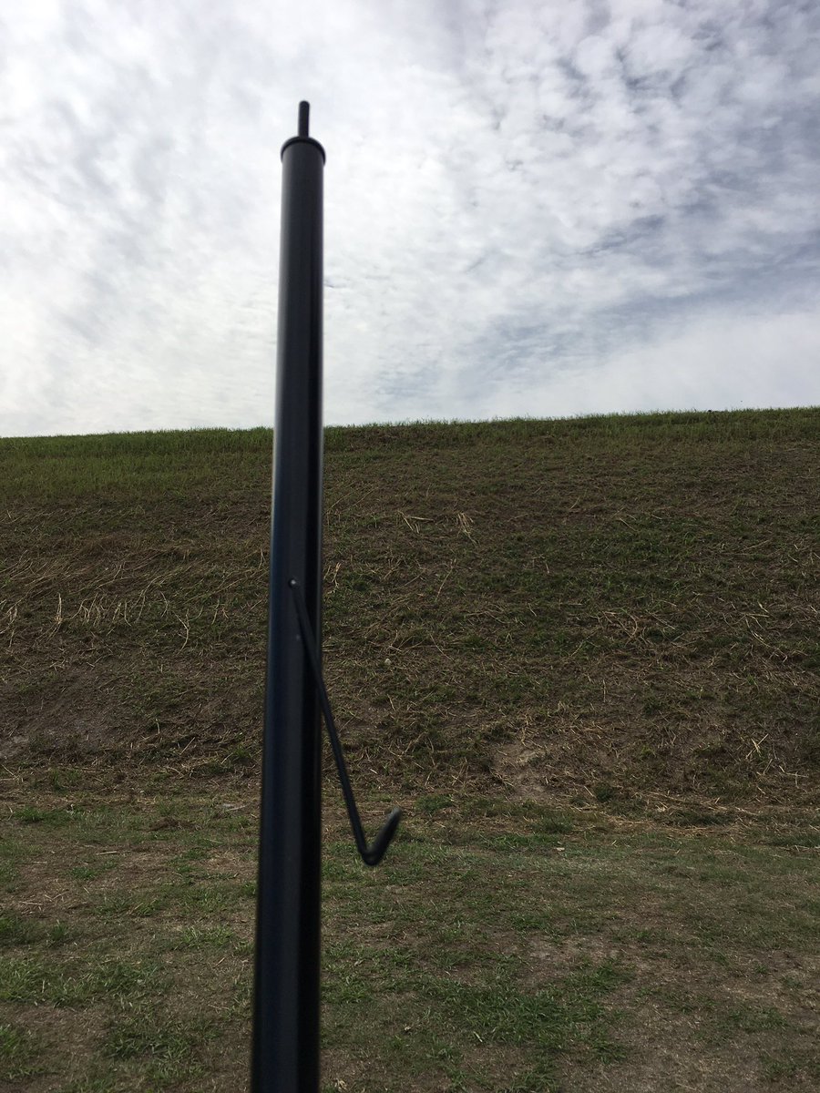 モリちゃん サーカスtcのポールにもランタンフック付いてますね 形は違うけど サーカスtcのフックもランタン傾きます 本当にランタンフックなのか 謎ですが 笑 テント内とか火を使う物はとりあえずngだと思うので 電池式ランタンフック用なんです