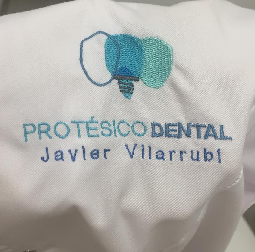 ColoramaTuMarca's tweet image. Uniformes para clínicas y talleres... también y más elegante aún con su logotipo bordado!!! Gracias a #protesicodental #javiervilarrubi por permitirnos realizar sus uniformes. #bata #camisola #casullas #boraddos #logobordado