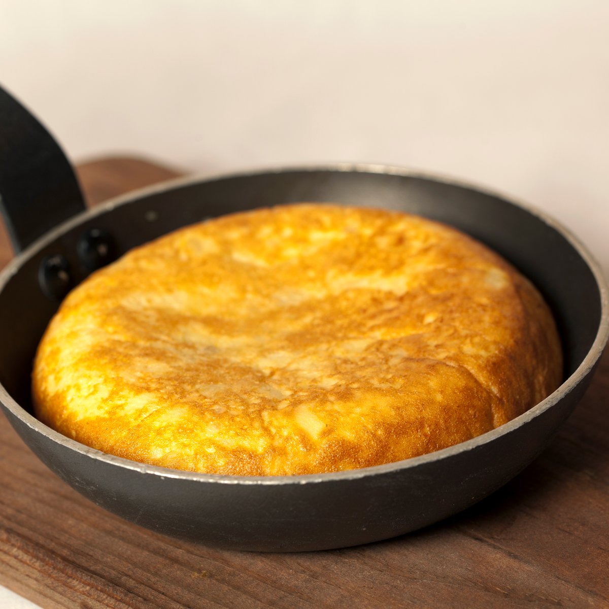 Canas_Y_Tapas's tweet photo. ¡Pídenos a través de @deliveroo_es y llévate uno de estos platos gratis! Pide 2 de tus favoritos y te invitamos a otro de nuestra familia El Fogón, ¿a que esperas?
(Promo válida hasta el 27 de septiembre) https://t.co/s7ykEDVtHH