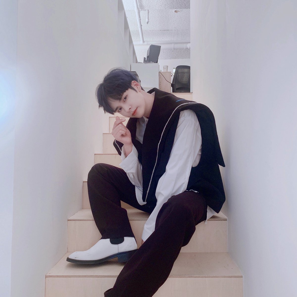 CRAVITY_twt's tweet photo. 분위기 있는 척✌🏻 @bazaarkorea
#크래비티 #세림 #바자 #갬성셂 https://t.co/kWwbBJzs1t