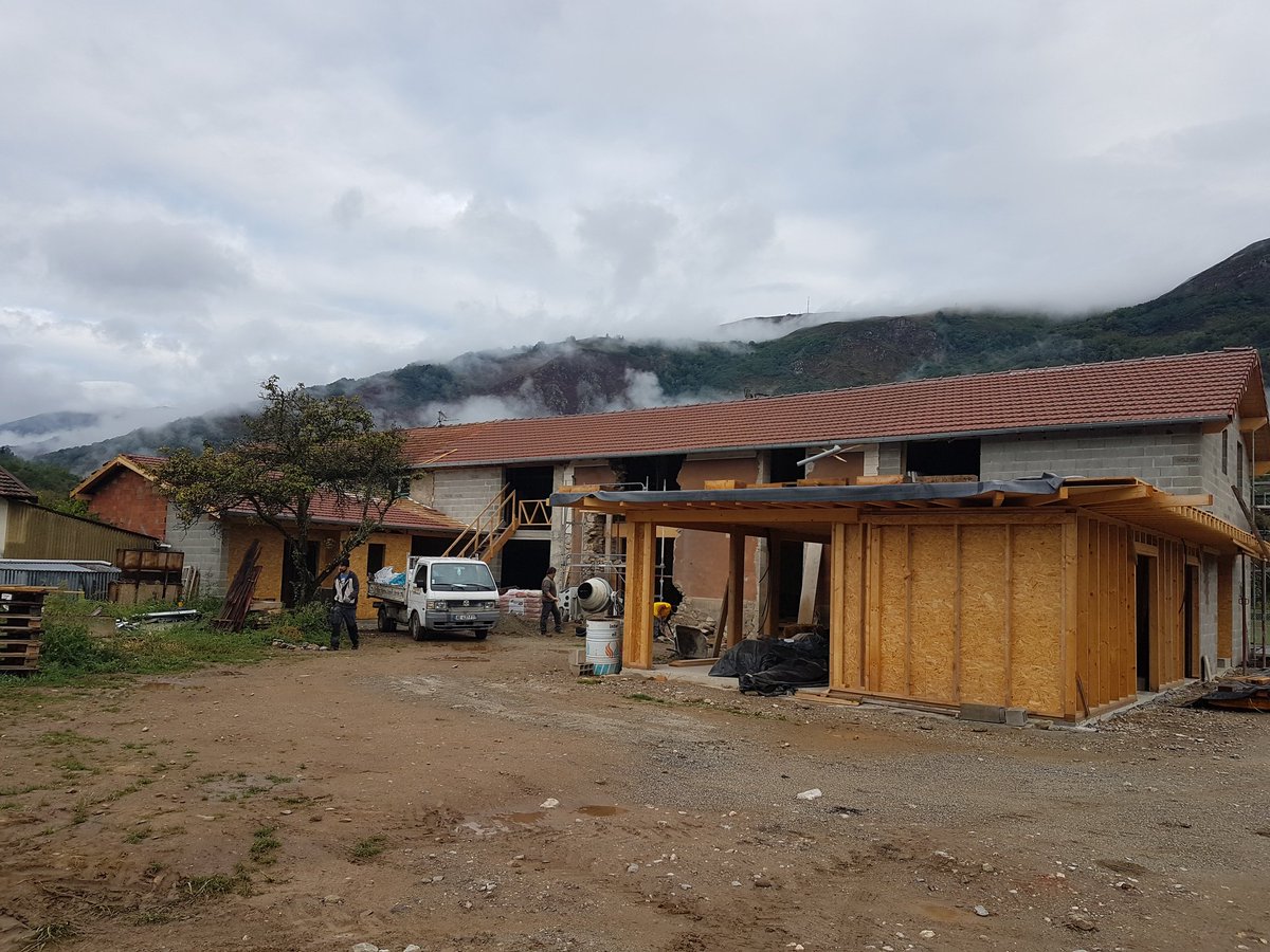 PARC_PA's tweet photo. En direct du 3ème éductour des élus du @PARC_PA : visite d'un gîte de groupe #ValeursParc en création à #Arignac : mix valorisation d'un bâti traditionnel, architecture #bois, #énergie solaire...
@kamelchibli @tourismeAriege @CrtOccitanie @GarelVincent81 @ADOCC_Pyrenees https://t.co/jxQZkm5aBA