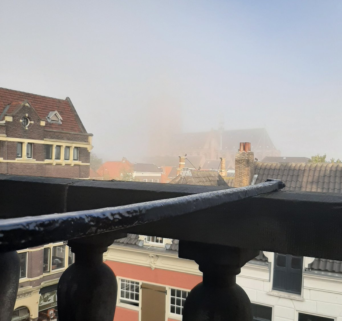 joellegooijer's tweet photo. Mooi mistig uitzicht vanuit mijn 'thuis'werkplek cq fractiekamer. #Delft #oudejan π https://t.co/oJ0HtFZKIw