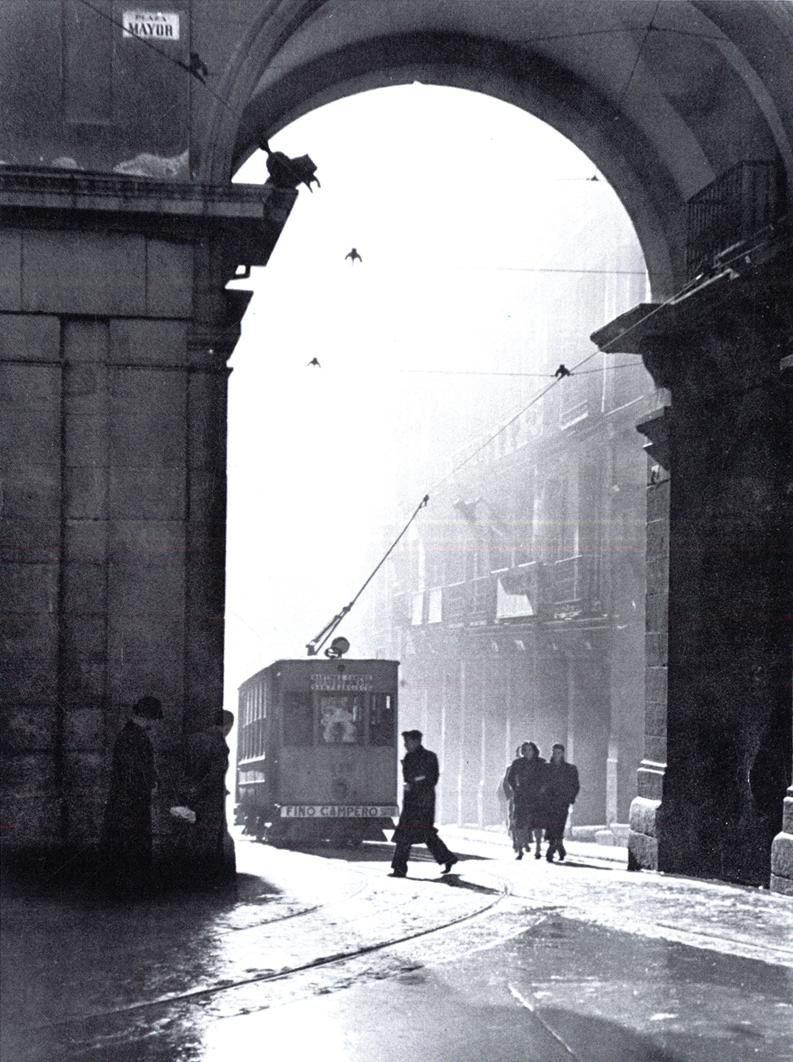 MARChamberi's tweet photo. De @abc_archivo nos llega este maravilloso recuerdo del tranvía entrando desde la Plaza Mayor: https://t.co/PAfVnSFArs