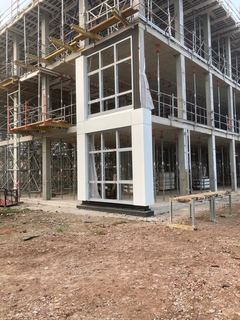 vtibrugge's tweet photo. De eerste stukken gevelbekleding zijn geplaatst als test. Het wordt steeds duidelijker wat een fantastisch gebouw dit wordt 👍#Brugge #STEM https://t.co/L4NfWUmh5q