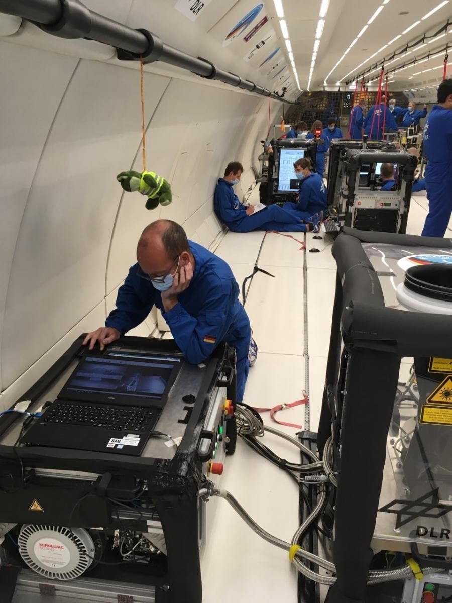 BAMResearch's tweet photo. 2. Tag der #Parabelflugkampagne @DLR_de in #Paderborn: Unser #BAMResearch Team testet #3DDruck im #Space. Mit dabei: #BAMFred, der die Experimente genau im Blick behalten wird. Viel Erfolg! https://t.co/kJU0RlM0yX