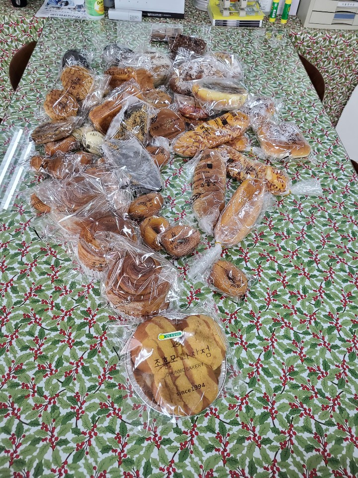 조훈모과자점 팔마점에서 맛있는 빵을 정기적으로 후원해주십니다. 

아이들이 하교하고 즐겁게 뛰어놀고 난 이후에 아주 좋은 간식입니다.

후원해주셔서 감사합니다.

후원금(품)문의: 061-744-2964 / 후원담당자
카카오스토리, 카카오채널 : sungsinwon
페이스북(친구찾기), 커뮤니티 : sungsinwon