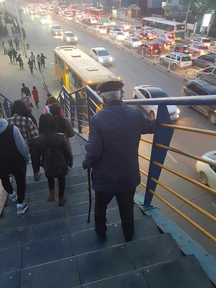 Энэ гүүрнүүдийн лифтийг ажиллуулахгүй юм бл яах гэж анхнаасаа барьсан юм бэ.энэ хөгшин маш их зовж энэ гүүрийг давж бна.хотын удирдлагад хүртэл нь #RT