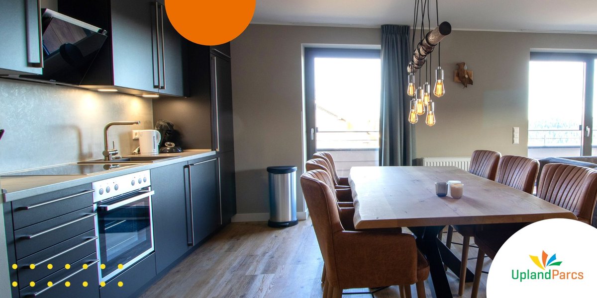 Wie oft ist es schon vorgekommen, dass das Hotelessen nicht geschmeckt hat? Diesen Stress erspart Ihr Euch mit UplandParcs. Alle unsere Wohnungen verfügen über eine Küchenzeile und einen großen Essbereich. uplandparcs.de