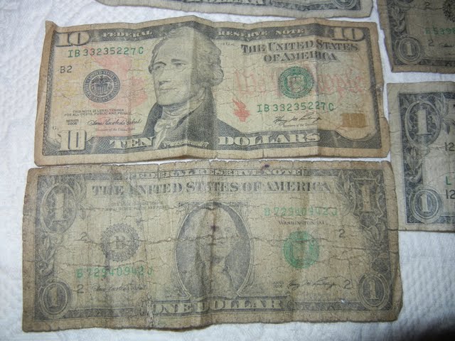 DiamondFMZim's tweet image. The @usembassyharare says badly damaged, dirty or even torn USD notes remain valid for all transactions and can be exchanged as legal tender as long as they are more than half of the bill, with recognisable security features remain tradable because they are not mutilated currency