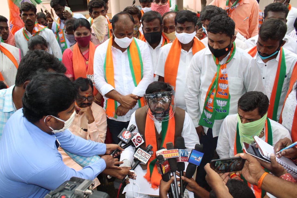 VivekVenkatswam's tweet image. LRS వ్యతిరేకంగా సిద్దిపేట కలెక్టరేట్ వద్ద నిర్వహించిన ధర్నా కార్యక్రమంలో పాల్గొనడం జరిగింది. శాంతి యుతంగా నిరసన తెలియజేస్తున్న నన్ను మరియు బీజేపీ నాయకులను అక్రమంగా అరెస్ట్ చేయడం జరిగింది. పేద ప్రజల పక్షాన ప్రశ్నిస్తే,అక్రమంగా అరెస్ట్ చేయడాన్ని తీవ్రంగా ఖండిస్తున్నాను. #SaveTS